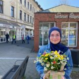 Banu Altun vor der Geschäftsstelle der Hertener Allgemeine.