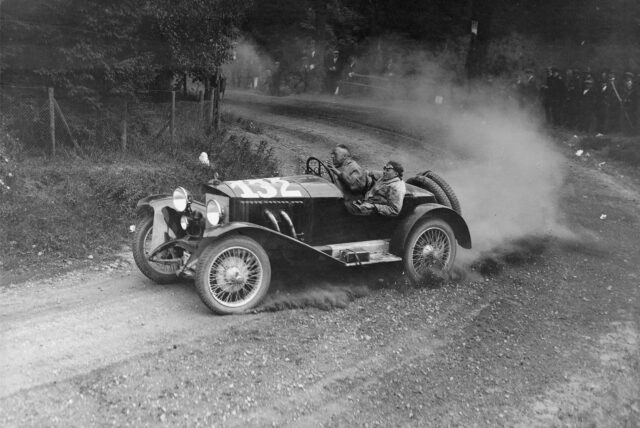 Das Steiger-Mobil wirbelt in einer Kurve reichlich Staub auf.