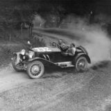 Das Steiger-Mobil wirbelt in einer Kurve reichlich Staub auf.