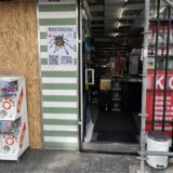 Ein Kiosk in Datteln. Die linke Fensterscheibe, die Diebe mit einem Gullydeckel eingeschlagen haben, wird durch eine Holzplatte verdeckt.