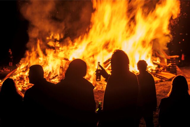 Menschen stehen vor einem Osterfeuer. (Symbolbild)