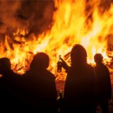 Menschen stehen vor einem Osterfeuer. (Symbolbild)