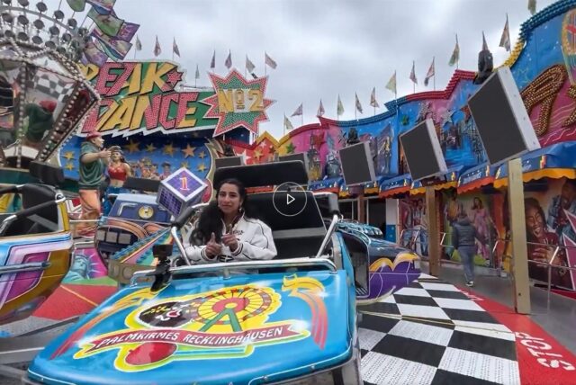 Eine Frau auf einer Kirmes.