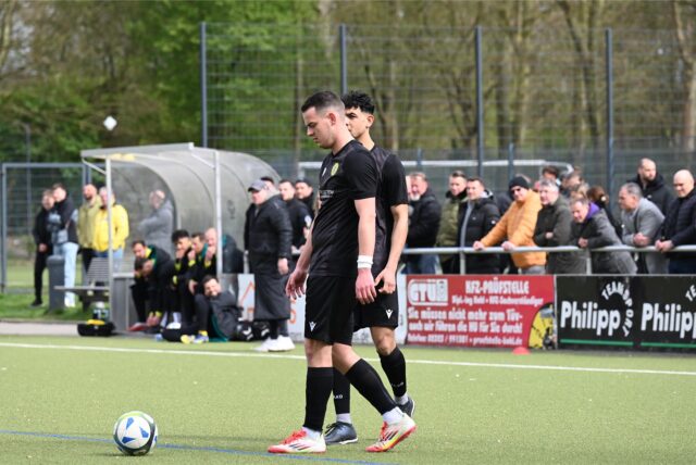Spieler des FC 96 Recklinghausen schauen während des Topspiels gegen BV Herne-Süd bedröppelt drein.