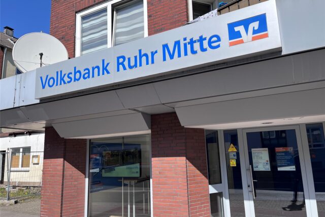 Außenansicht des SB-Centers der Volksbank Ruhr Mitte am Süder Markt in Herten.