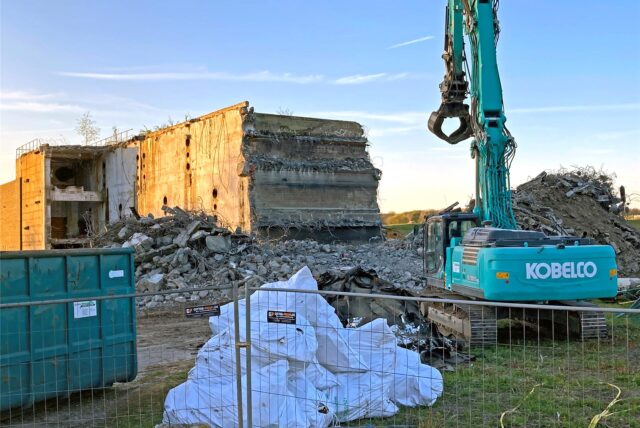 Die Abrissbagger nagen unbarmherzig an den Betongemäuern der alten Betriebswasseraufbereitungsanlage.