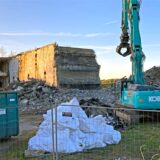 Die Abrissbagger nagen unbarmherzig an den Betongemäuern der alten Betriebswasseraufbereitungsanlage.