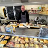 Käse-Händler Thomas Degen hat rund 100 Sorten im Angebot.
