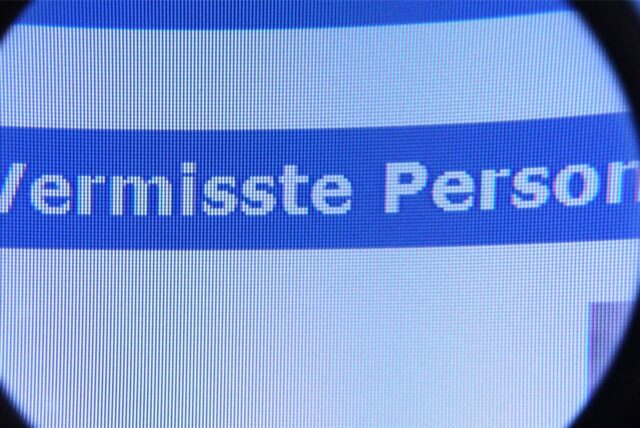 Auf einem Bildschirm steht „Vermisste Person“.
