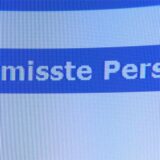Auf einem Bildschirm steht „Vermisste Person“.