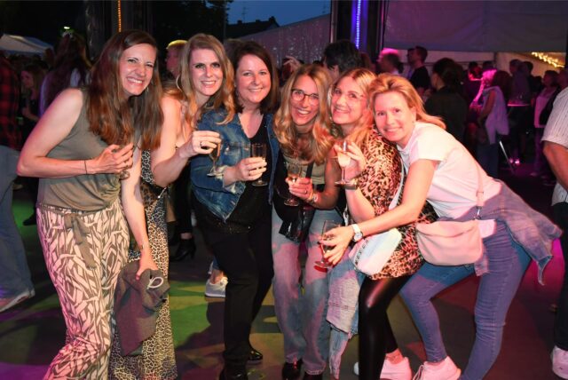 Beim Tanz in den Mai 2024 beim Löschzug Westerholt der Freiwilligen Feuerwehr Herten haben sich  sechs Frauen zu einem Gruppenbild zusammengestellt.