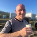 Nach dem Trainingslauf gönnt sich Patrick Stöcker in Oer-Erkenschwick einen Becher Wasser.