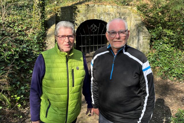 Peter Hadrys und Herrmann Kellner stehen wenige Meter vor dem Stollenmundloch in der Haard.
