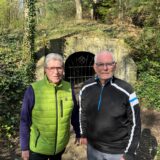 Peter Hadrys und Herrmann Kellner stehen wenige Meter vor dem Stollenmundloch in der Haard.