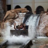 Besucher fahren in Brühl im Freizeitpark Phantasialand mit einer Wasserrutsche.