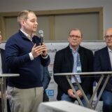 Nicklas Kappe (CDU) und Uwe Foullong (Die Linke) stehen auf einer Bühne.