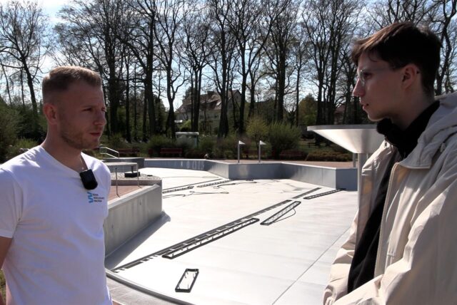 Bademeister Leon Neumeister und unser Reporter stehen vor dem Waltroper Edelstahlbecken im Freibad.