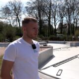 Bademeister Leon Neumeister und unser Reporter stehen vor dem Waltroper Edelstahlbecken im Freibad.