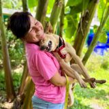 Die Dortmunder Ärztin und Auswanderin Sybille Morch kuschelt mit ihrer Hündin Pippilotta.