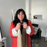 Lara Planz hält Haarextensions in der Hand.