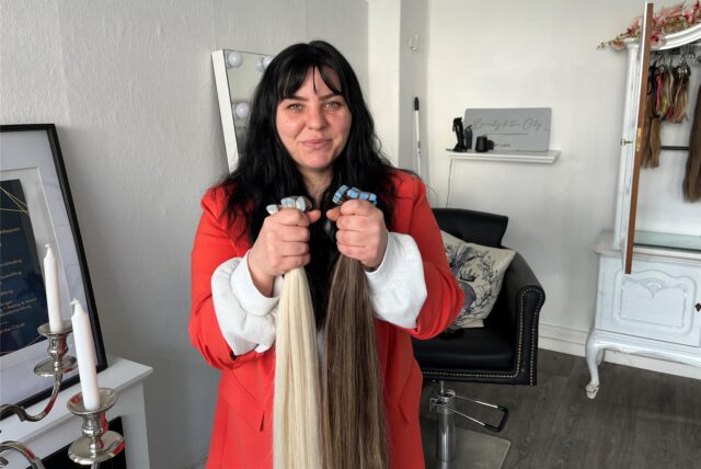 Lara Planz hält Haarextensions in der Hand.