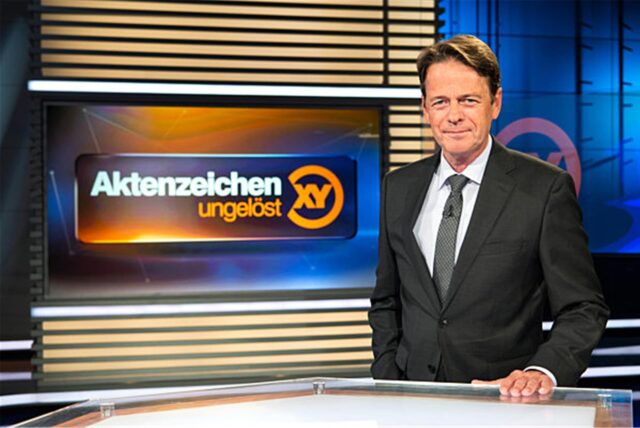ZDF-Moderator Rudi Cerne im Studio der Sendung „Aktenzeichen XY … ungelöst“.
