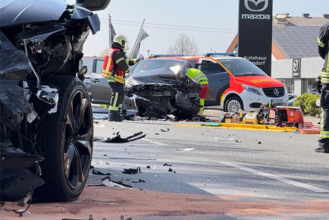 Feuerwehr bei Verkehrsunfall auf der Schlägel-und-Eisen-Straße in Herten.