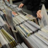 Menschen stöbern an Ständen voller Schallplatten