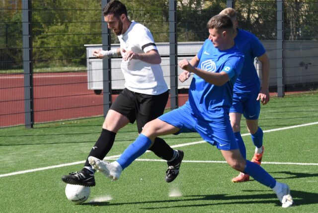 Eintracht Waltrops Mike Lellinger (l.)im Zweikampf mit Justin Hachtkemper (r.) vom VfB Waltrop II.