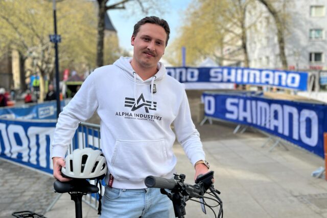 Tim Hübbertz steht mit einem Fahrrad vor einem Parcours in Dortmund.