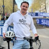 Tim Hübbertz steht mit einem Fahrrad vor einem Parcours in Dortmund.