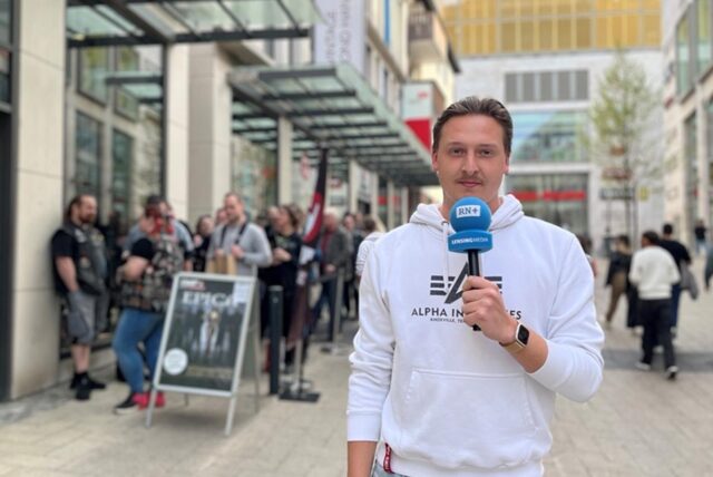 Tim Hübbertz steht vor dem EMP-Store in Dortmund und berichtet im Video über eine Schlage wegen der Band Epica.