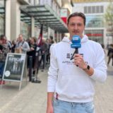 Tim Hübbertz steht vor dem EMP-Store in Dortmund und berichtet im Video über eine Schlage wegen der Band Epica.