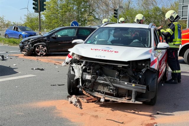 Kia und VW stoßen auf Kreuzung zusammen