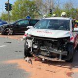 Kia und VW stoßen auf Kreuzung zusammen
