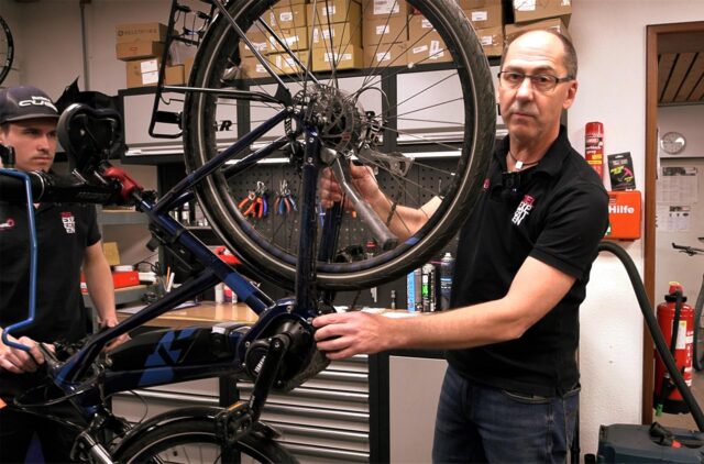 Gerold Weidlich von Big Wheel zeigt, wie eine Inspektion beim Fahrradprofi abläuft.