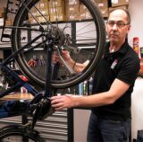 Gerold Weidlich von Big Wheel zeigt, wie eine Inspektion beim Fahrradprofi abläuft.