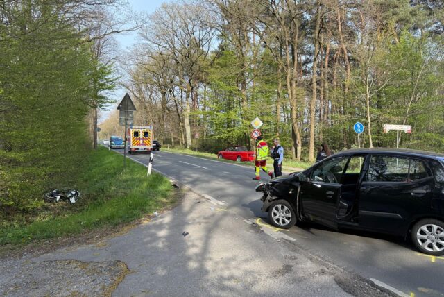 Demoliertes Auto steht auf der Straße