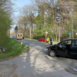 Demoliertes Auto steht auf der Straße