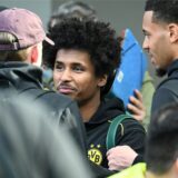 Karim Adeyemi schaut zur Seite.