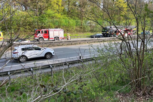 Feuerwehrautos stehen nach einem Unfall auf der Autobahn.