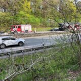 Feuerwehrautos stehen nach einem Unfall auf der Autobahn.