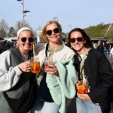 Drei Besucherinnen des Feierabendmarktes auf Zeche Ewald in Herten-Süd stoßen mit einem Cocktail an.