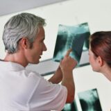 Eine Arzt erklärt einer Patientin ein Röntgenbild
