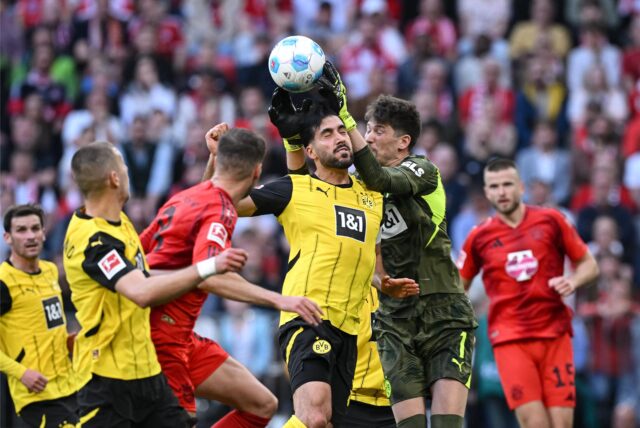 Gregor Kobel hechtet zum Ball.