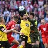 Gregor Kobel hechtet zum Ball.