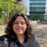 Laura Wunderlich steht vor dem Medienhaus-Bauer-Gebäude in Marl.