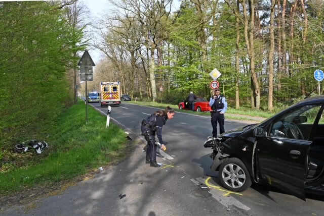 Polizisten bei der Arbeit an der Unfallstelle in Dorsten