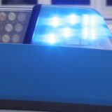 Ein Blaulicht an einem Polizeiwagen.