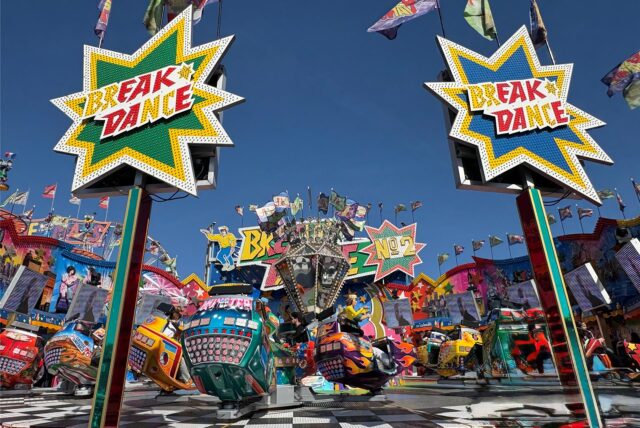 Das Fahrgeschäft Break Dance dreht sich auf der Palmkirmes in Recklinghausen.
